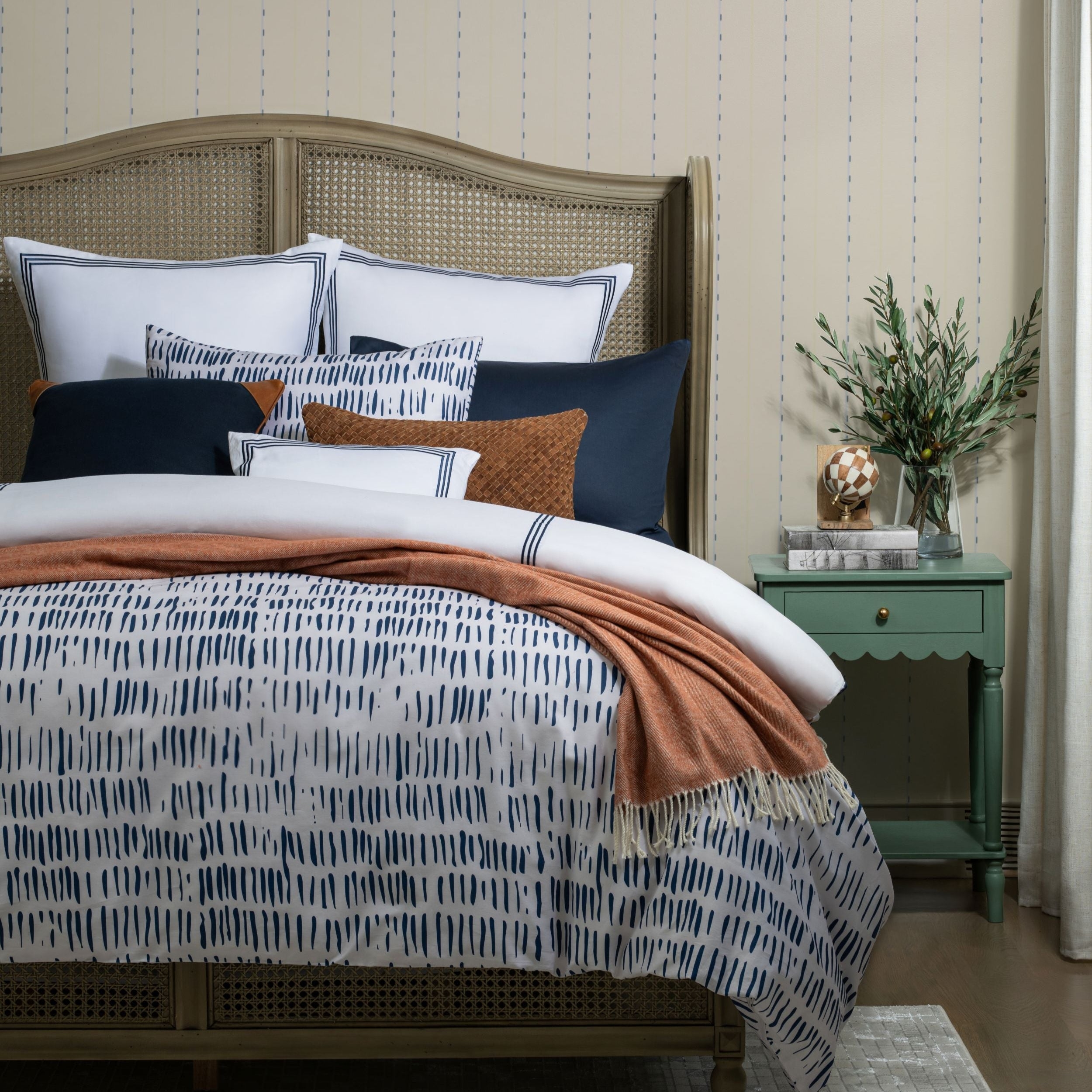 Duvet Set with Abstract Dash Pattern and Scalloped Table