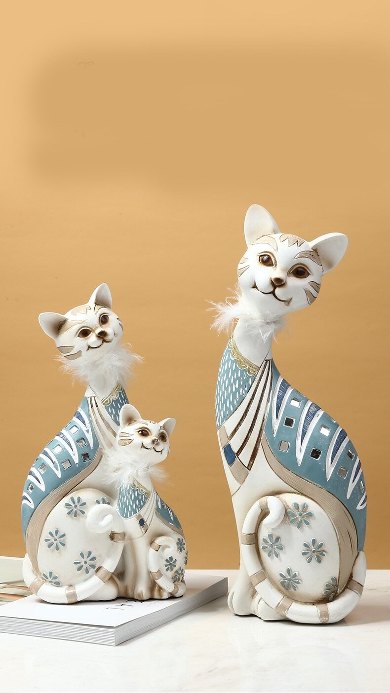 Figurine Set: Feather Collars and Mirrored Insets