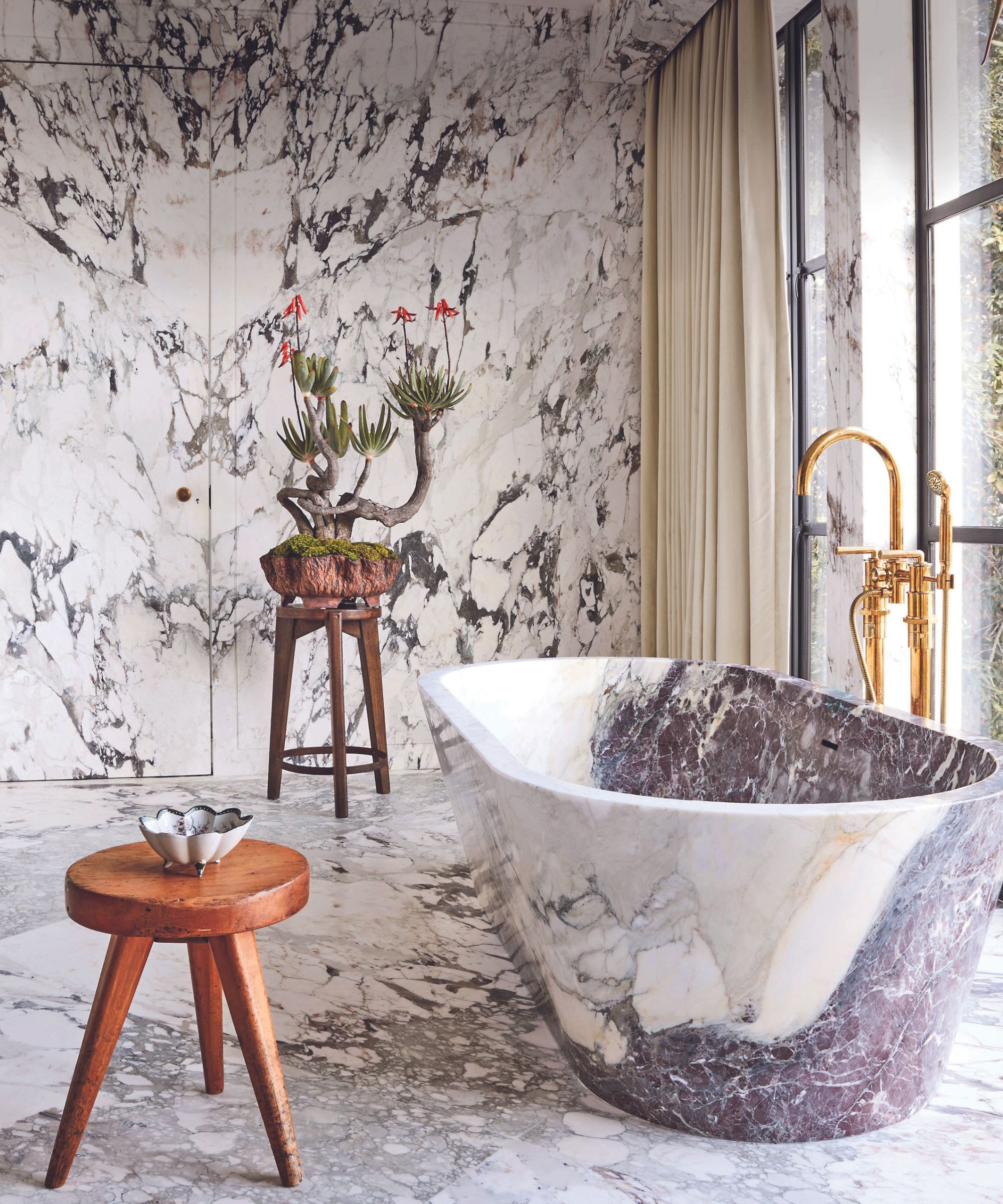 Freestanding Bathtub Marble Clad with Book Matched Veining