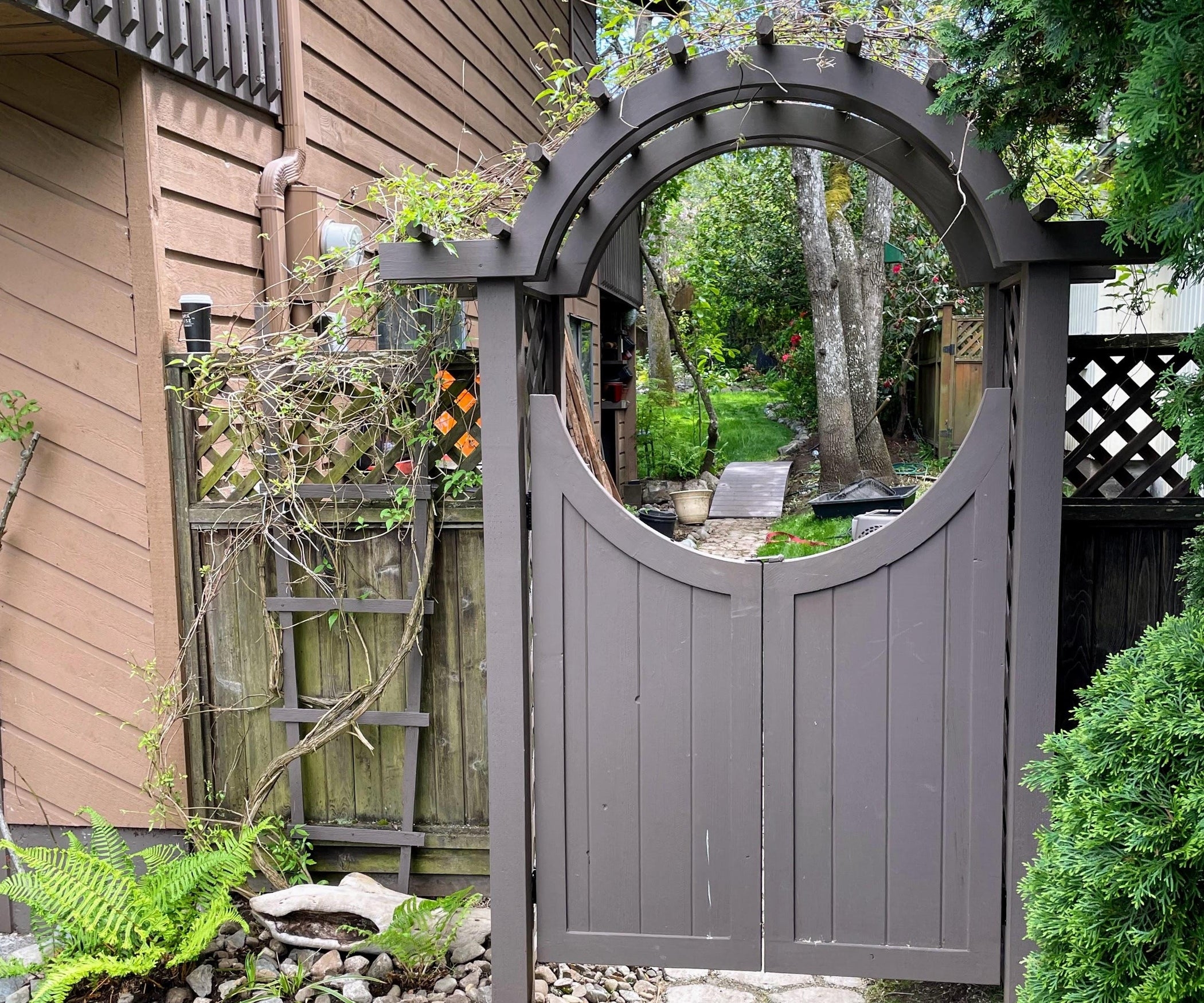 Garden Arbor with Circular Silhouette in Dark Taupe