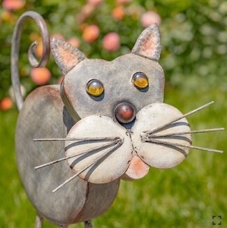 Garden Sculpture: Amber Eyes Weathered Bobblehead Decor