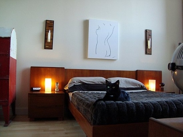 Platform Bed: Integrated Wood Headboard and Textured Bedspread