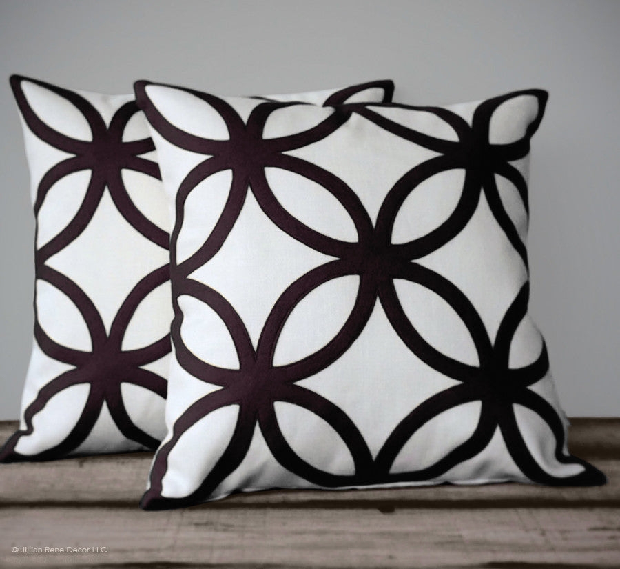 Throw Pillow: Interlocking Circle Linen High Contrast Pillow Set