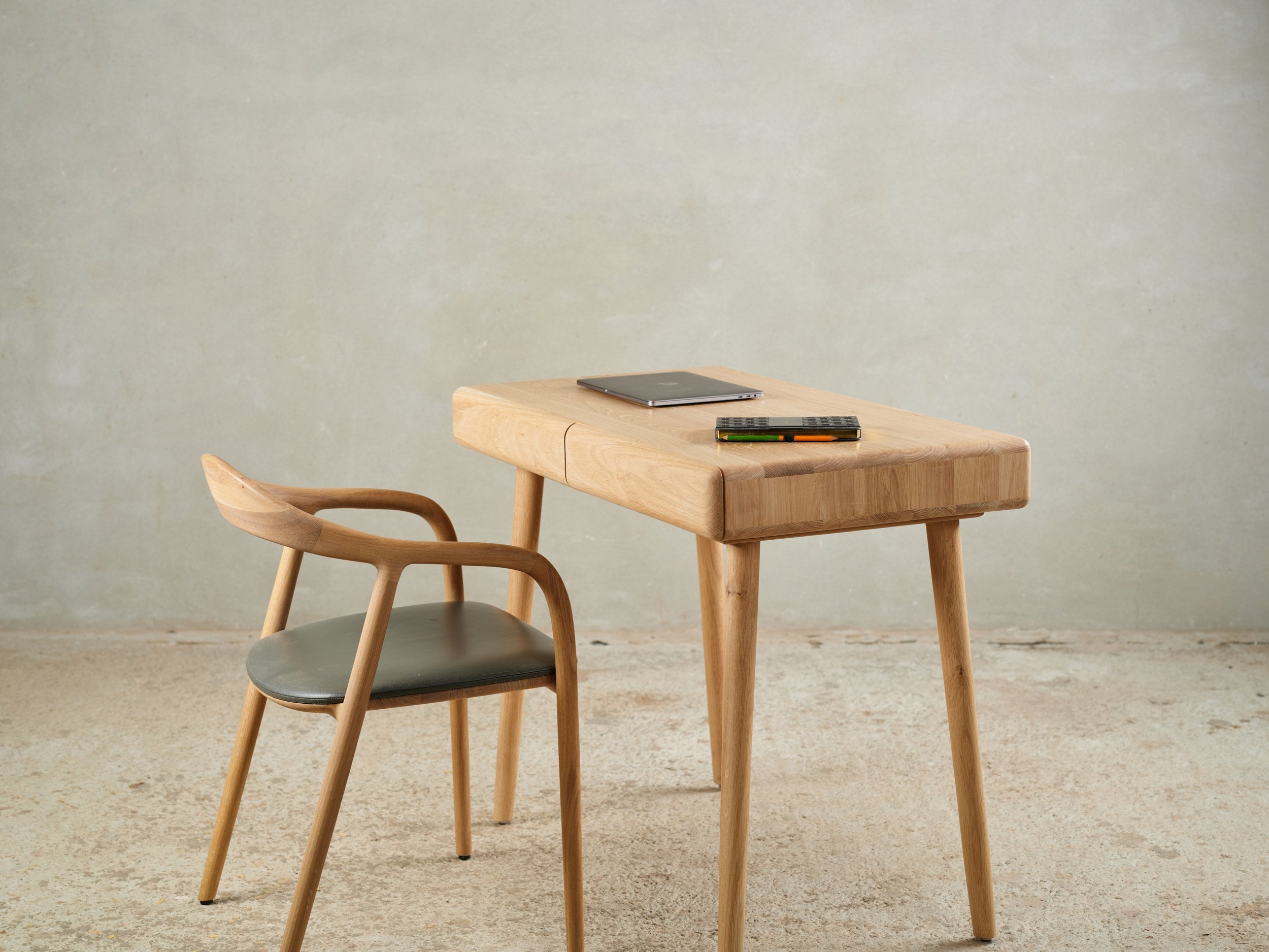 Writing Desk Curved Backrest Tapered Legs Oak Setup