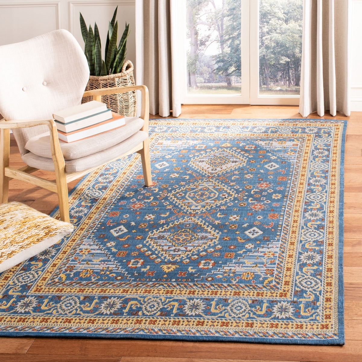 Area Rug in Distressed Vintage Look with Medallion