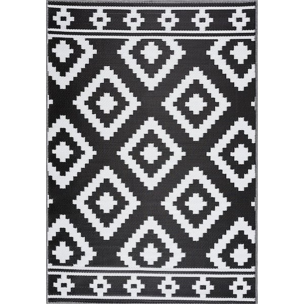 Area Rug: Reversible Recycled Plastic with High Contrast Diamond