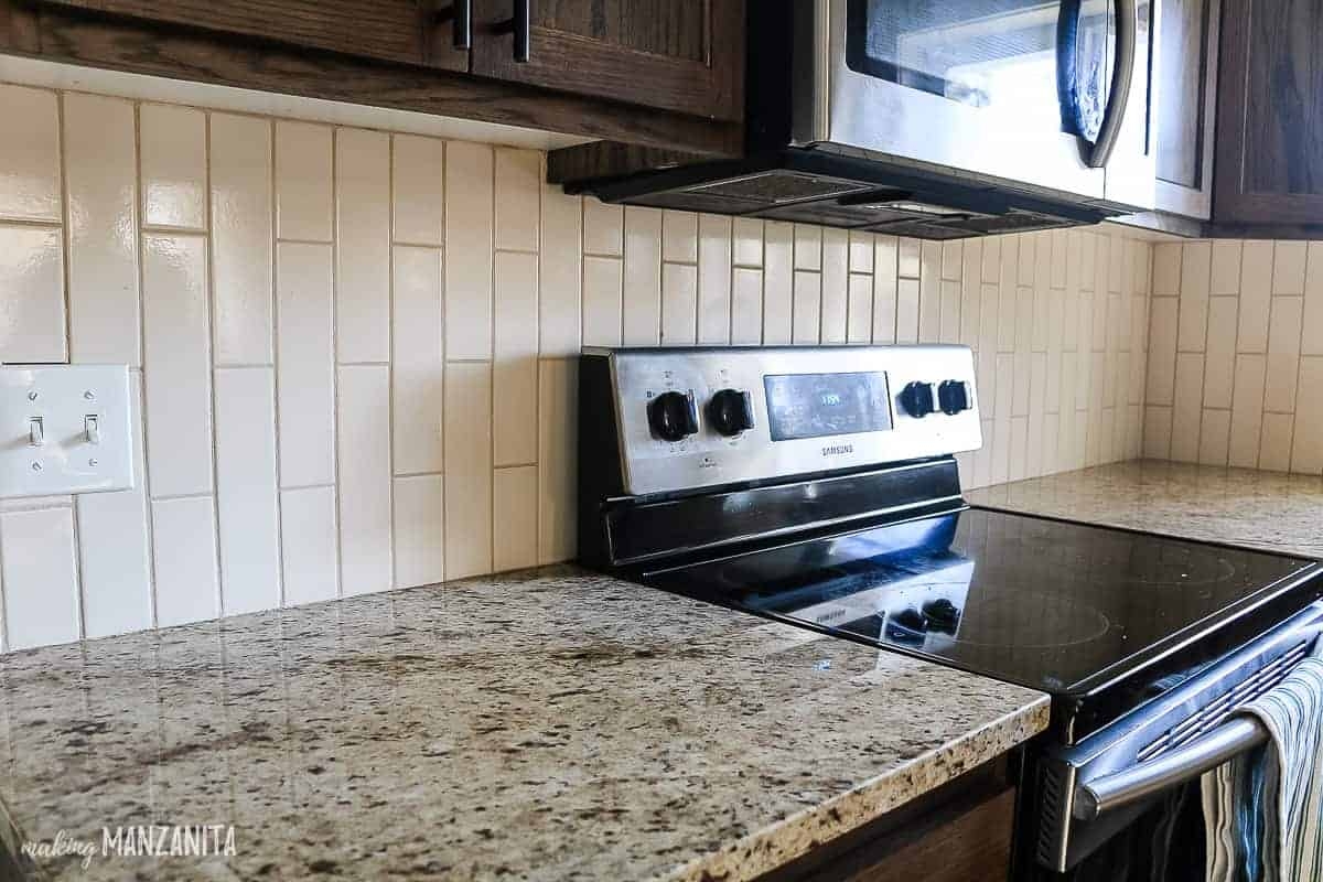 Backsplash Speckled Granite Pairing for Vertical Subway Tile
