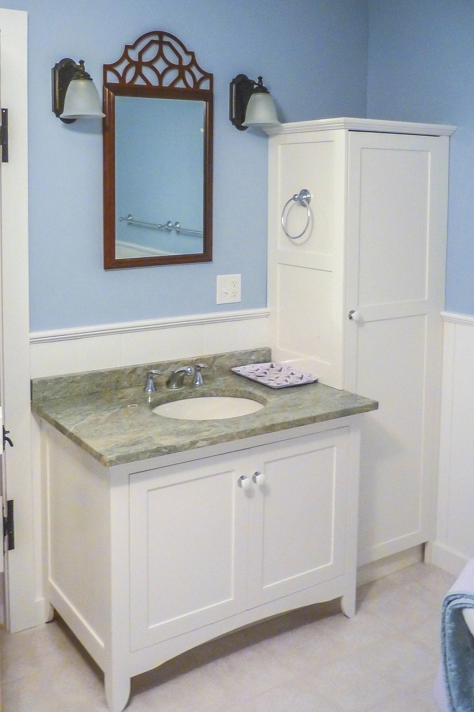 Bathroom Vanity Combo with Fretwork Mirror and Shaker Style Doors