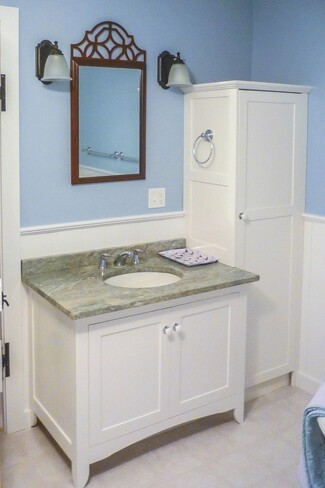 Bathroom Vanity Combo with Fretwork Mirror and Shaker Style Doors