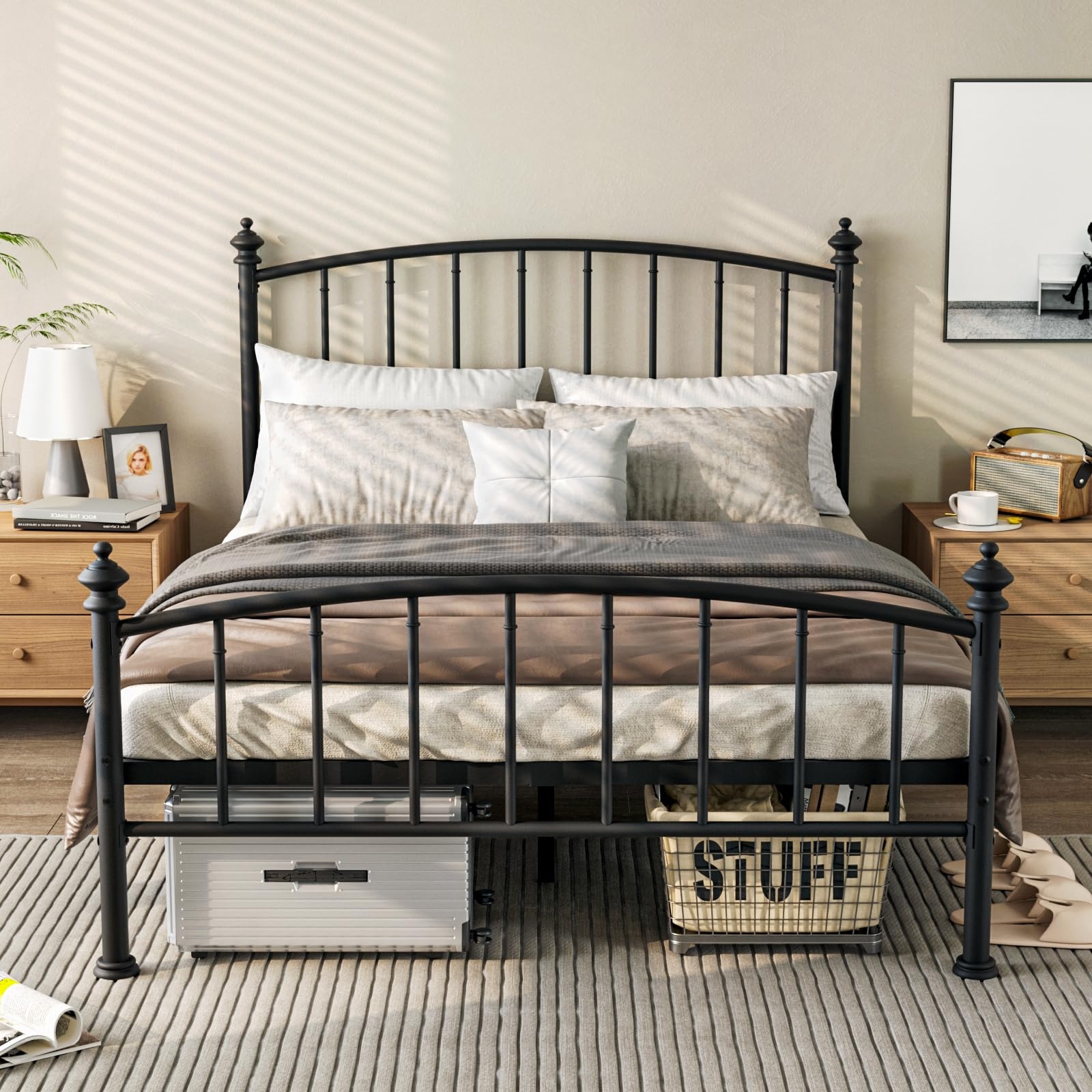 Bed Frame Featuring Arched Spindle Design Patterns