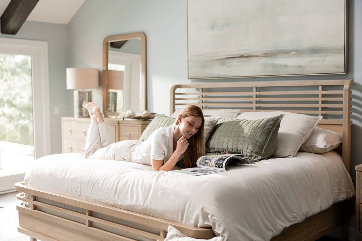 Bedroom Set with Slatted Headboard: Coastal Slatted Bed Decor