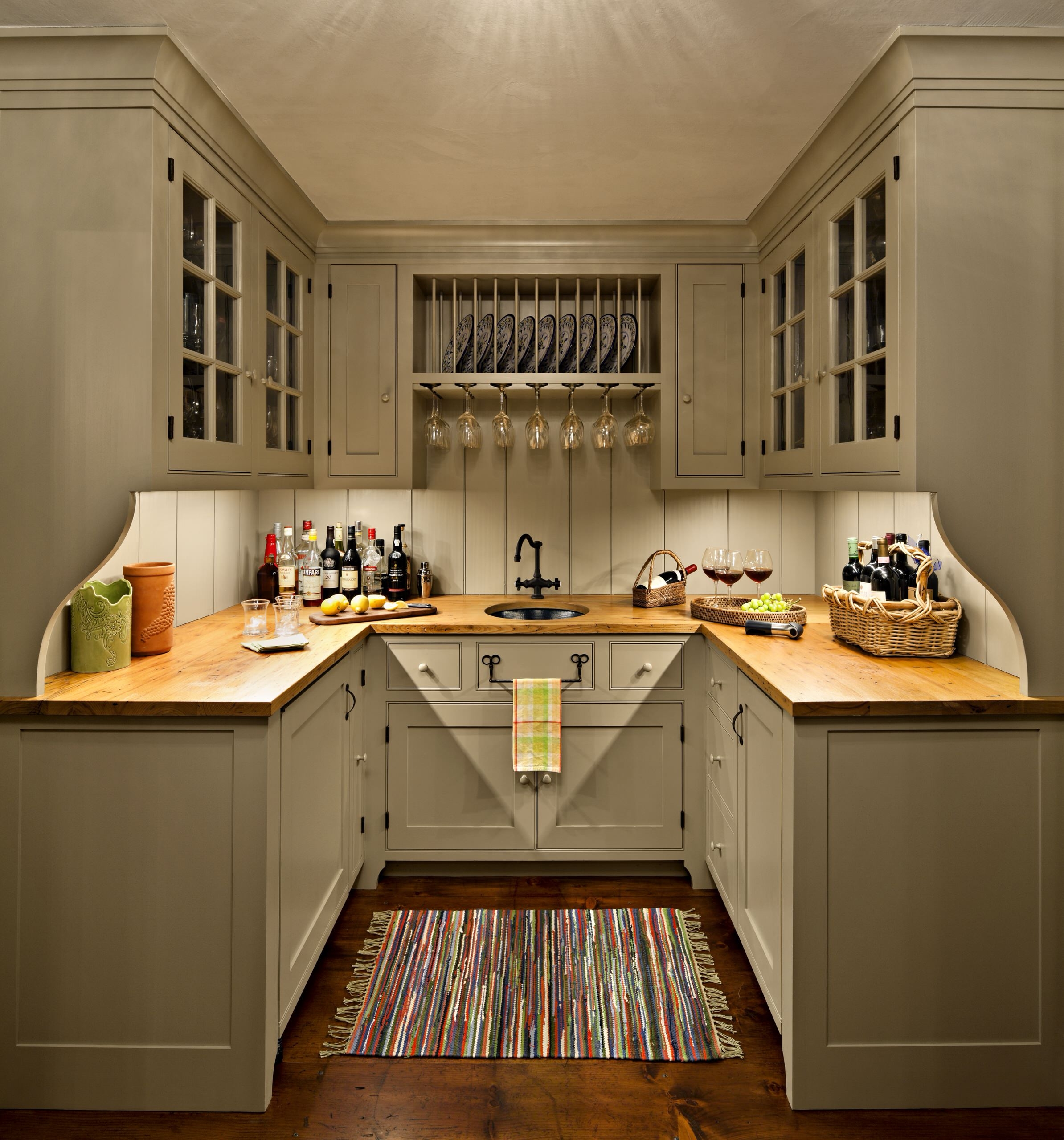Butler's Pantry U-Shaped Layout and Integrated Plate Rack Design