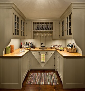Butler's Pantry U-Shaped Layout and Integrated Plate Rack Design