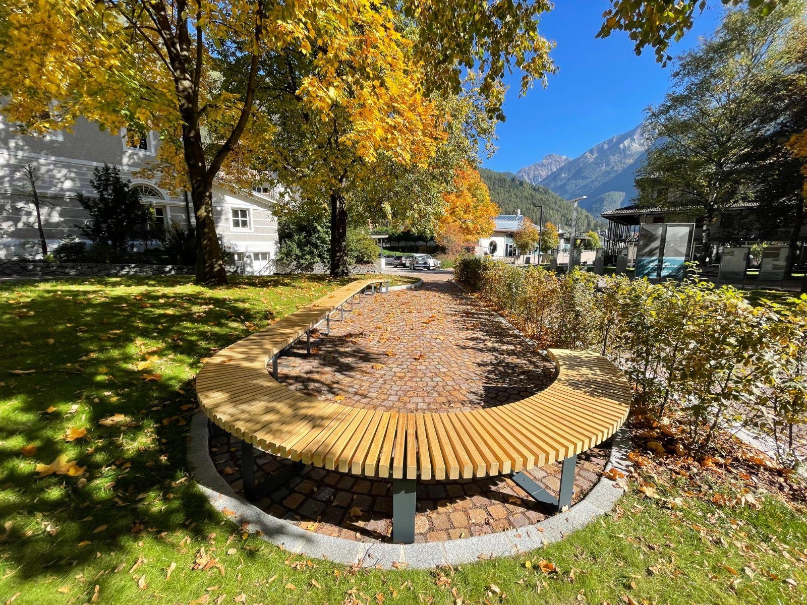 Curved Outdoor Bench Modular U-Shaped Slatted Hardwood