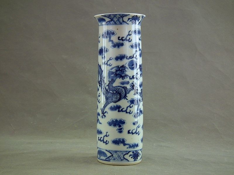 Cylindrical Vase with Dragon Motif in Qing Dynasty Style