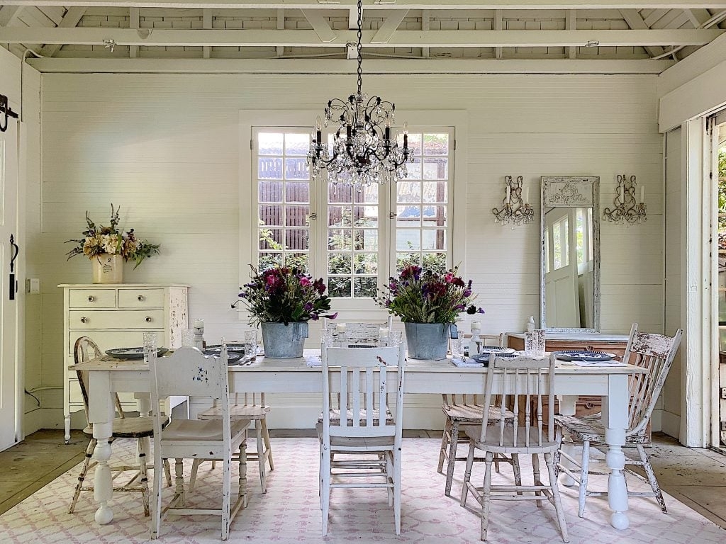 Farmhouse Dining Set: Galvanized Centerpieces and Shabby Decor