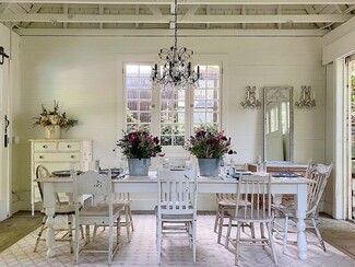 Farmhouse Dining Set: Galvanized Centerpieces and Shabby Decor