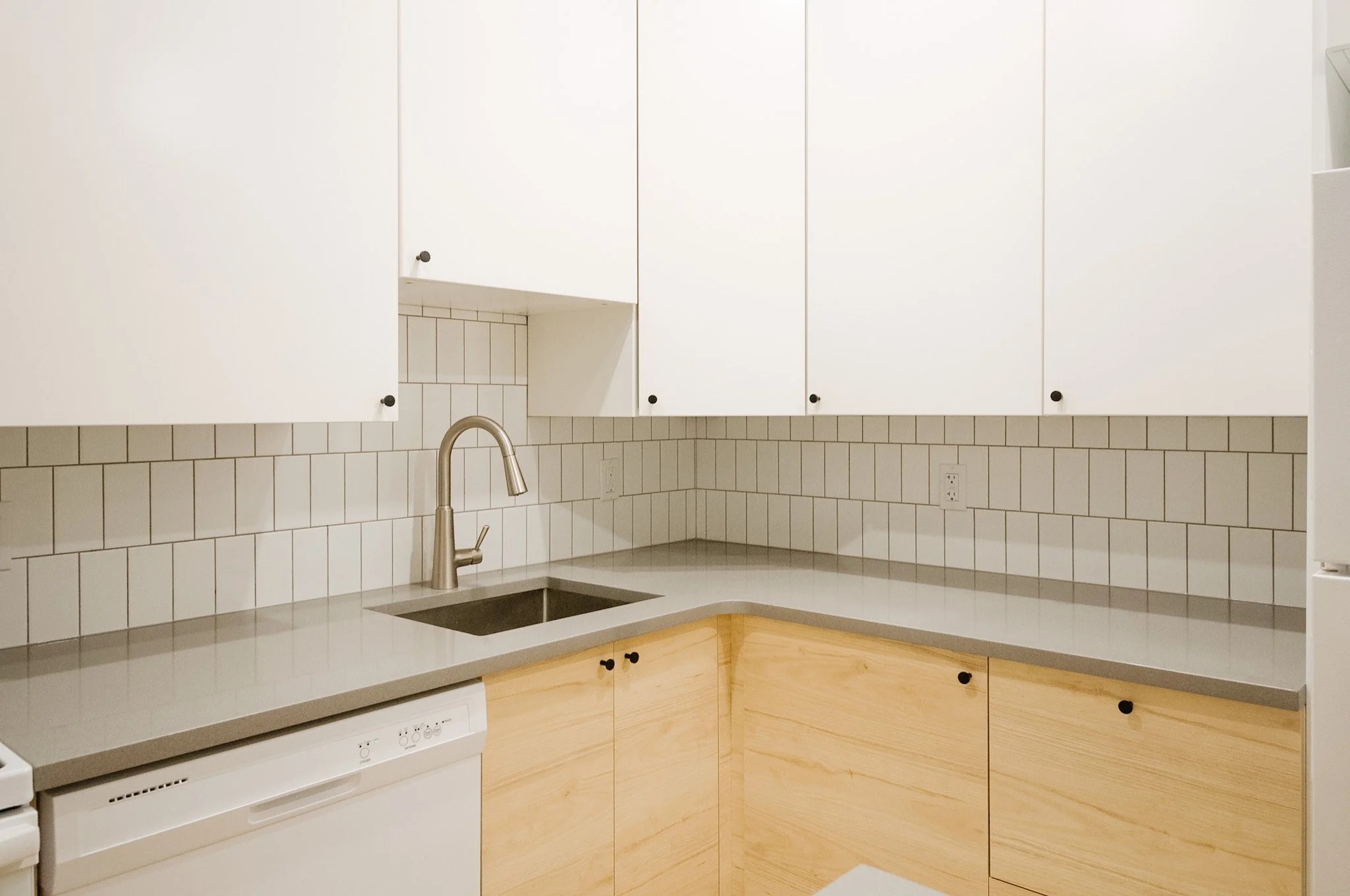 Kitchen Backsplash Two Tone Cabinets and Dark Grey Grout