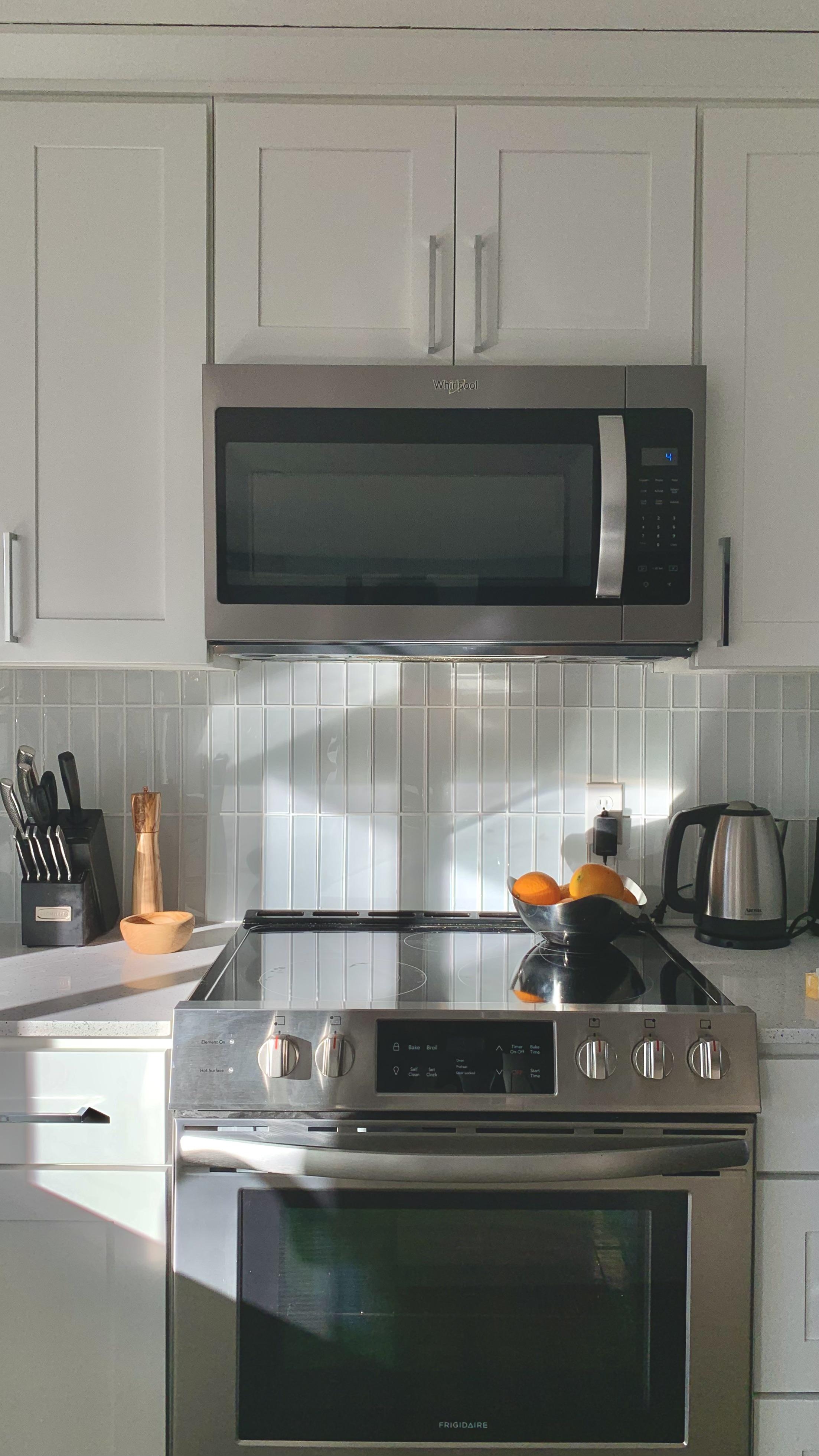 Kitchen Backsplash White Shaker Cabinets with Stainless Steel