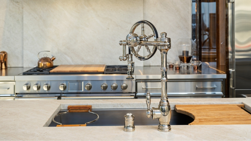 Kitchen Faucet: Professional Wheel Handle Articulated Spout.