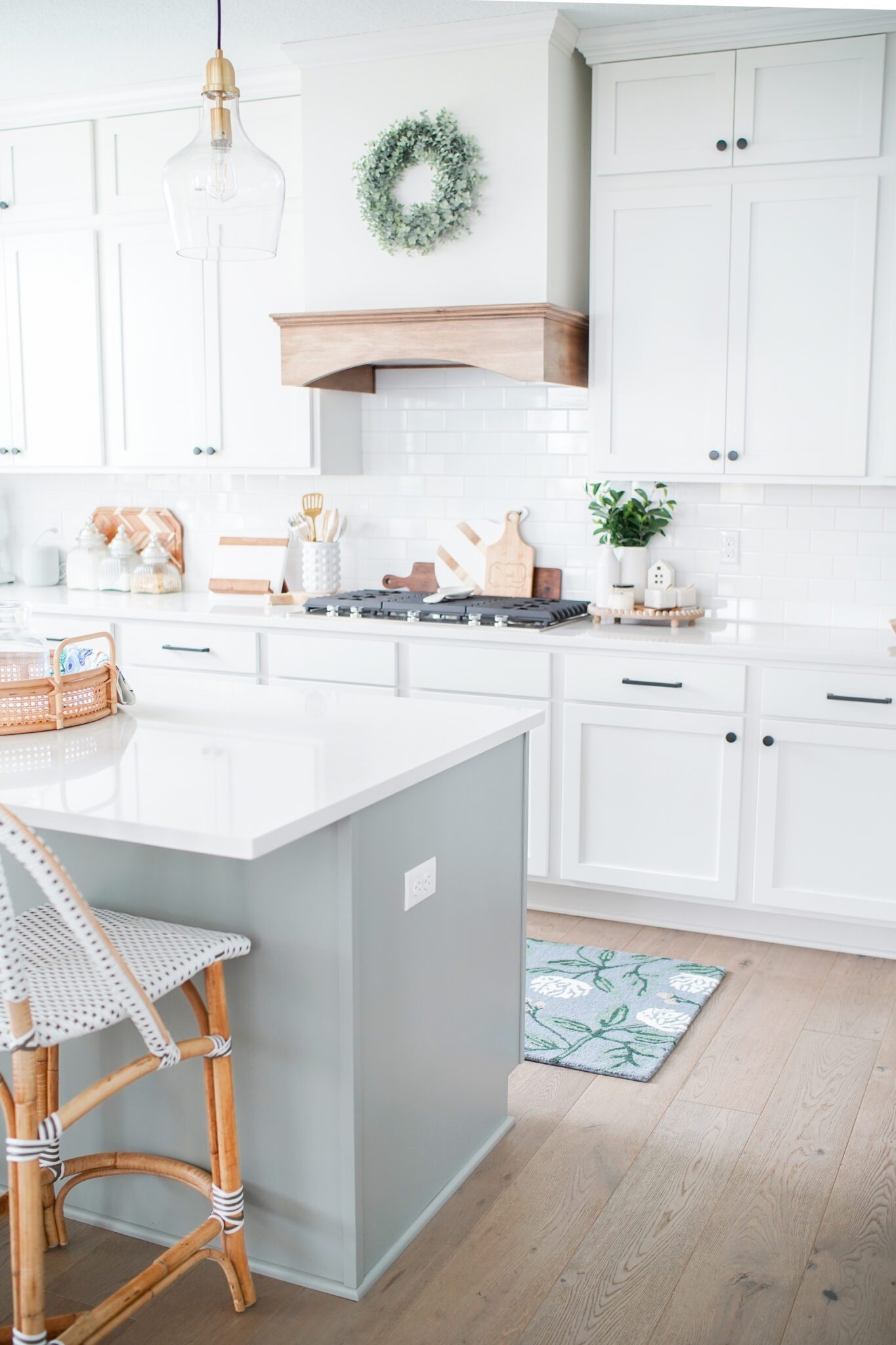 Kitchen Hood Wood Trimmed: Blue Island Base Contrast