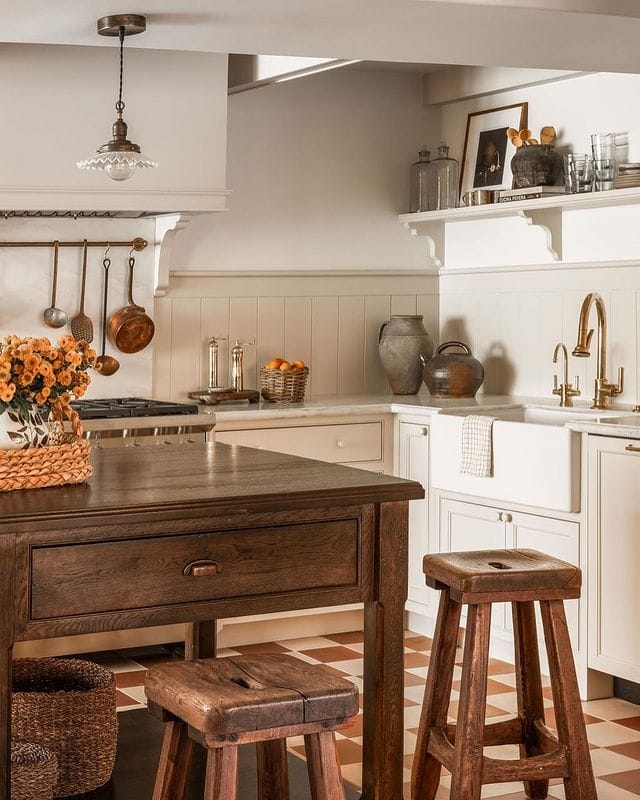 Kitchen Island: Chunky Wood Stools Mixed Metal Kitchen Styling