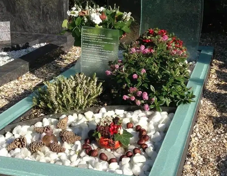 Memorial Grave Modern Glass Grave Decorations and White Stone Bed