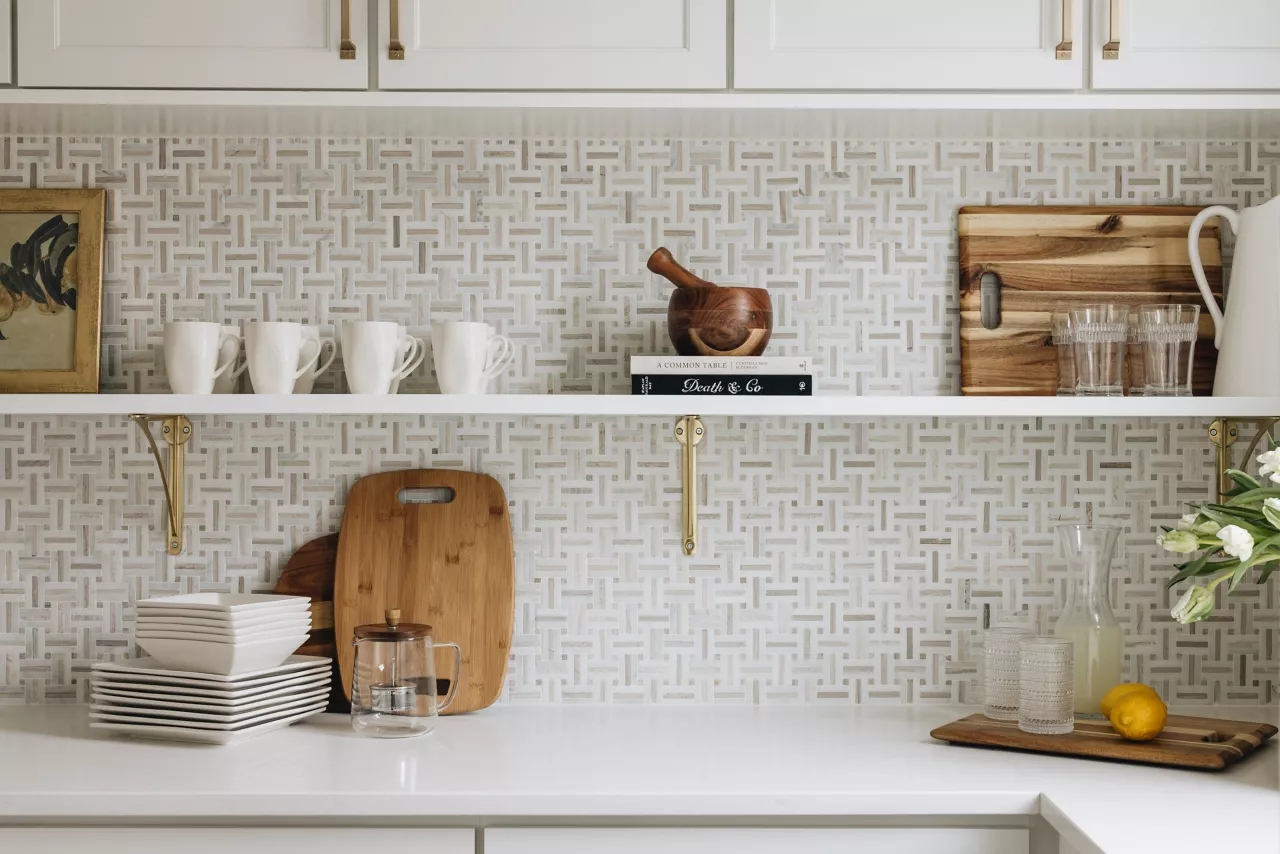 Mosaic Backsplash Interlocking Stone Pattern and Gold Accents