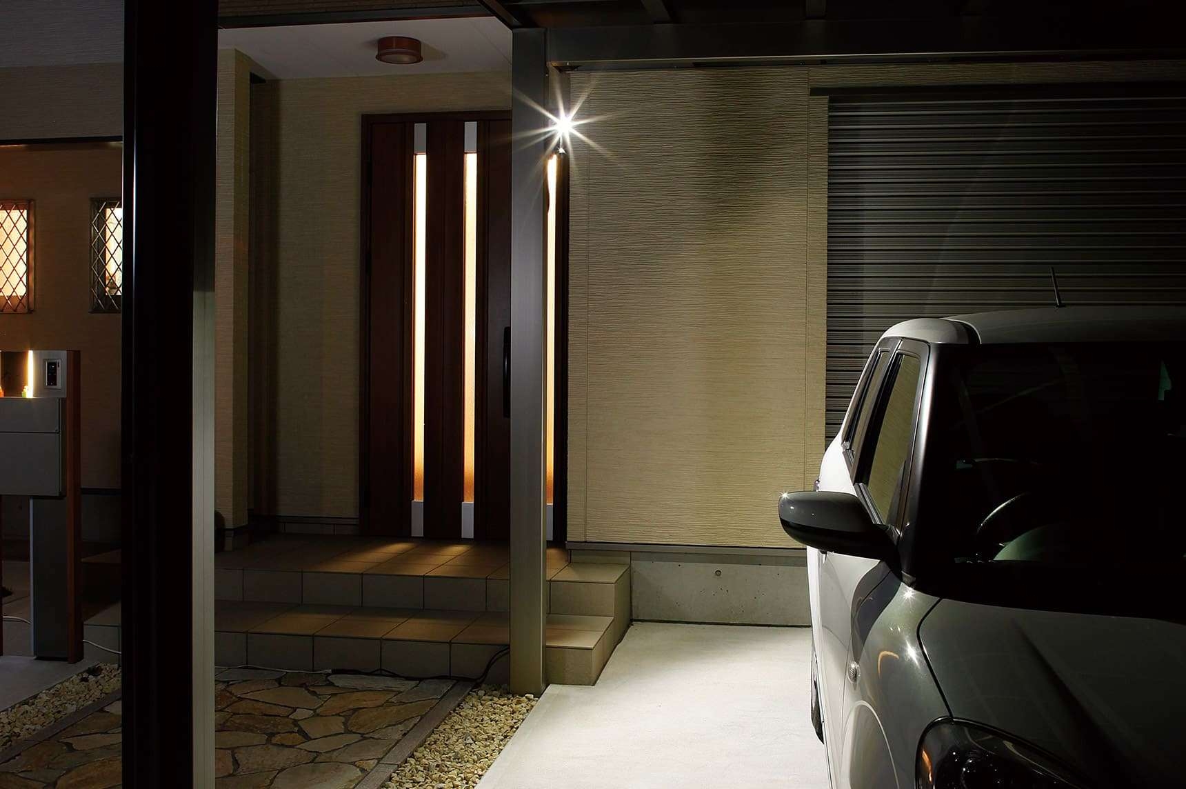 Outdoor Lighting with Pillar Mounted Starburst Flare Design