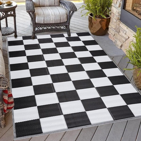 Outdoor Rug: Checkerboard Pattern with Reversible Recycled Plastic