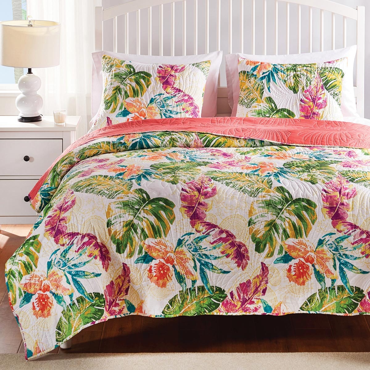 Quilt Set with Reversible Coral Back and Monstera Leaf Print