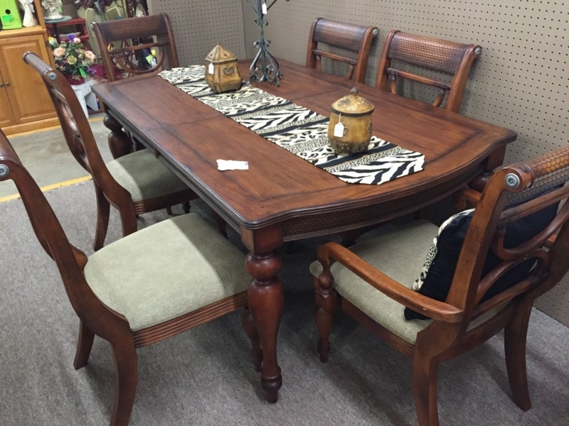Safari Dining Set with Turned Bollard Legs and Zebra Runner