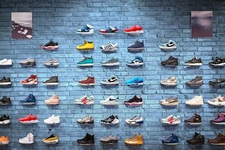 Shoe Wall Display: Individual Holders for Modular Grid