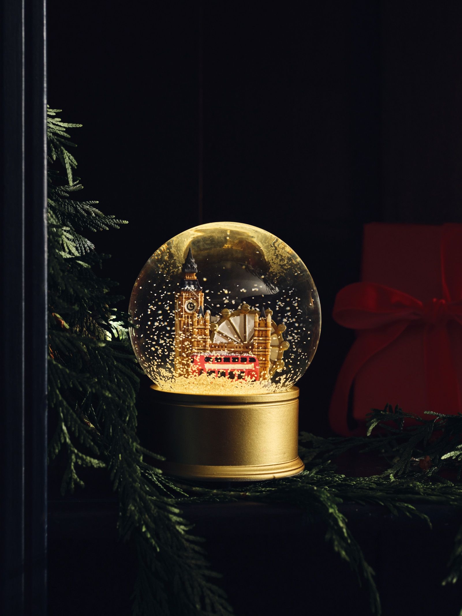 Snow Globe: Gold London Skyline Interior Festive Gift