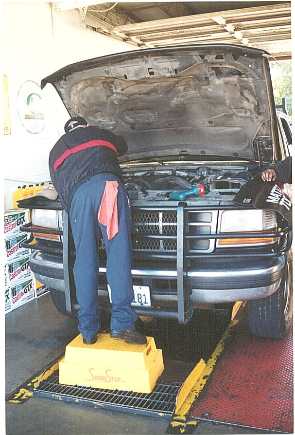 Step Stool: Heavy Duty Truck Maintenance Stool with Wide Base