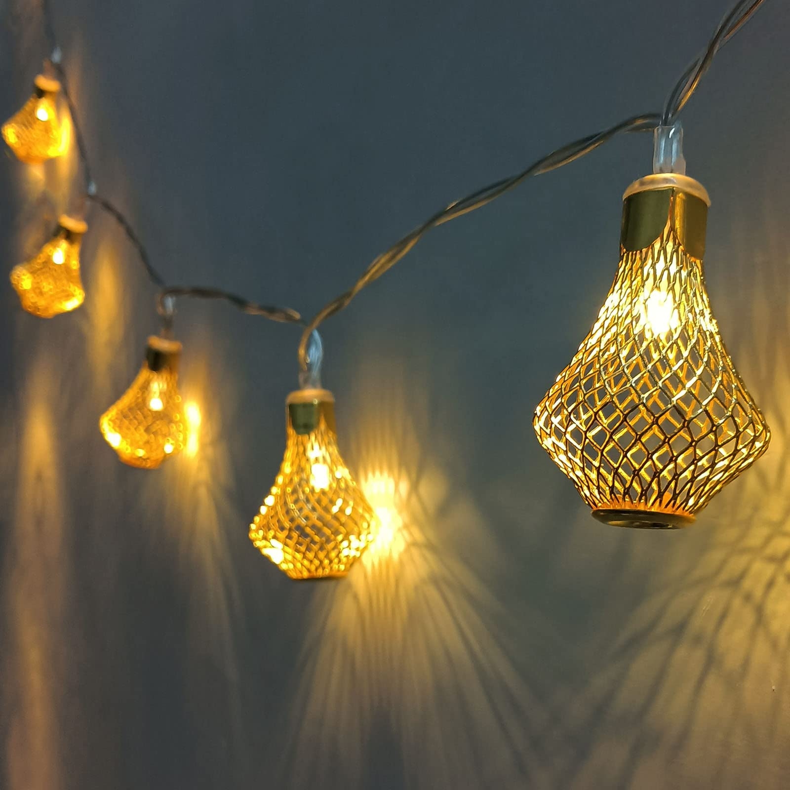 String Lights: Gold Raindrop Shape and Mesh Shadow Casting Light