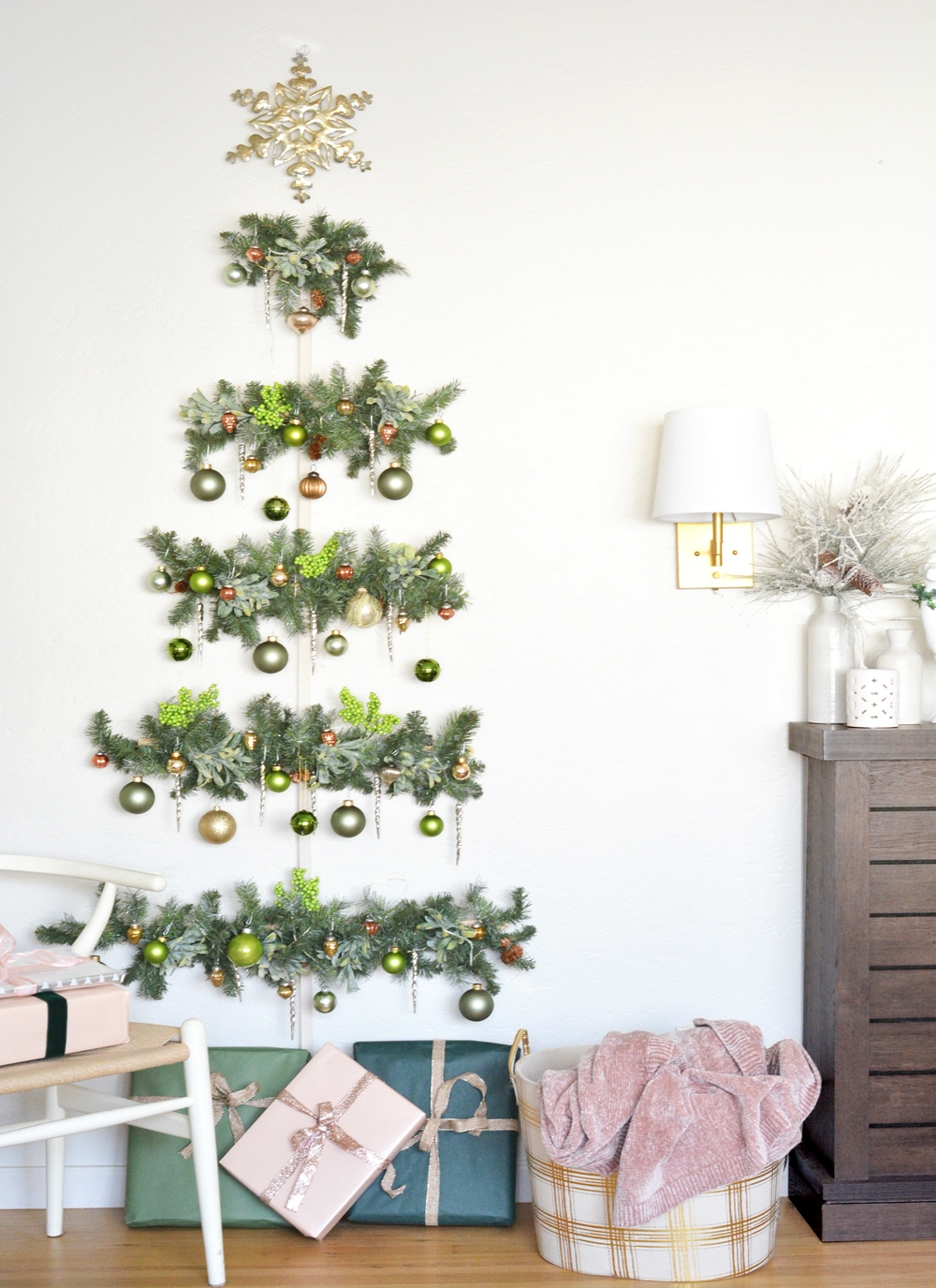 Wall Christmas Tree: Gold Snowflake Scandi Christmas Styling