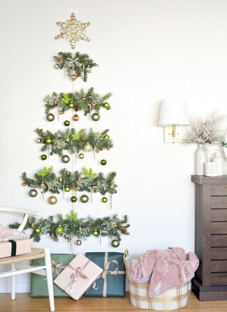 Wall Christmas Tree: Gold Snowflake Scandi Christmas Styling