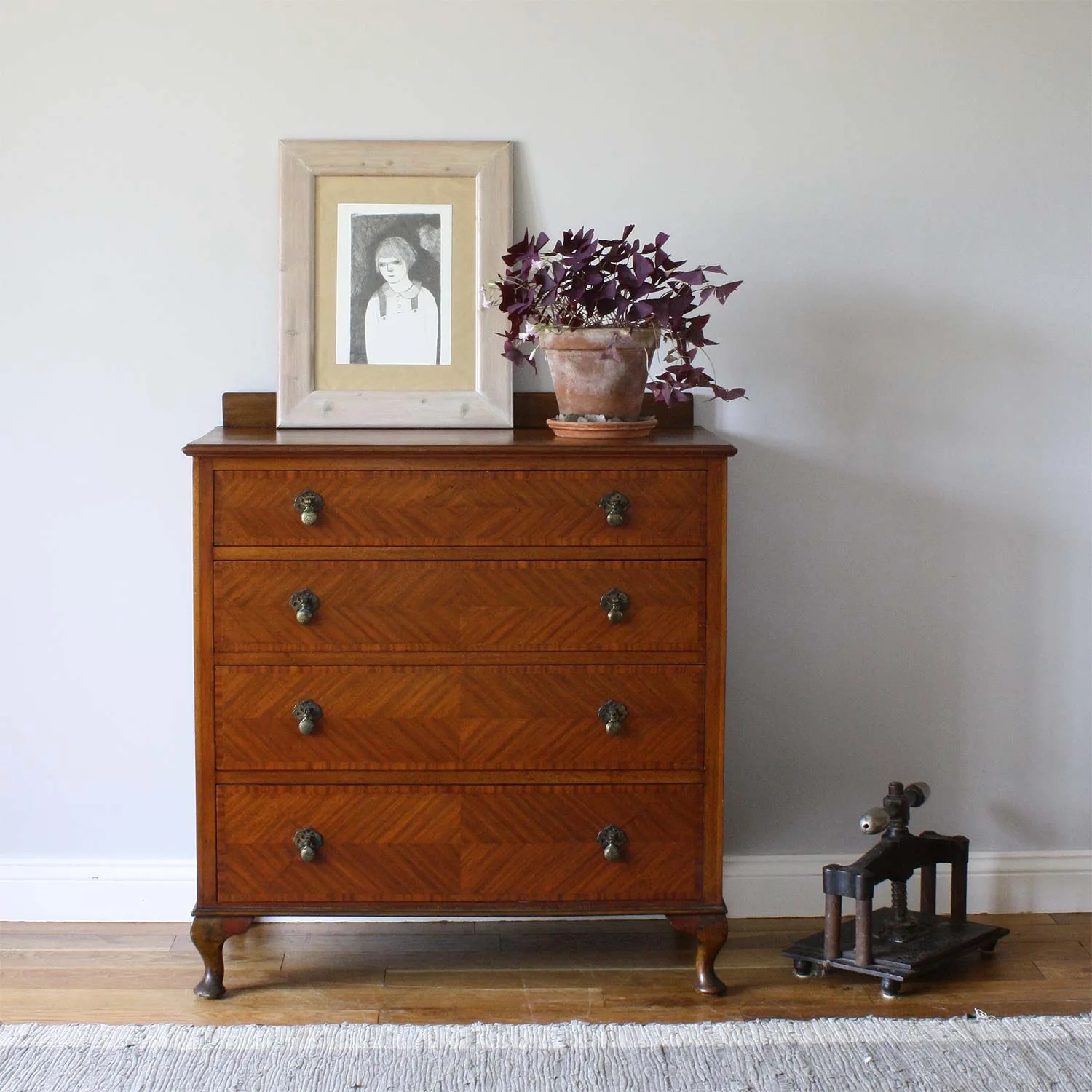 1930s Chest Of Drawers Quarter Veneered Fronts Cabriole Legs