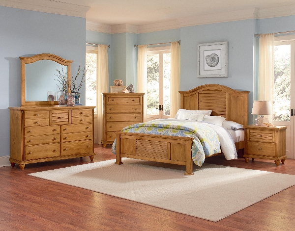 Bedroom Set With Louvered Shutter Headboard and Wavy Drawer Fronts