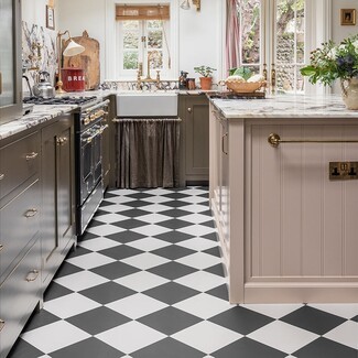 Checkerboard Flooring in English Country Diamond Pattern