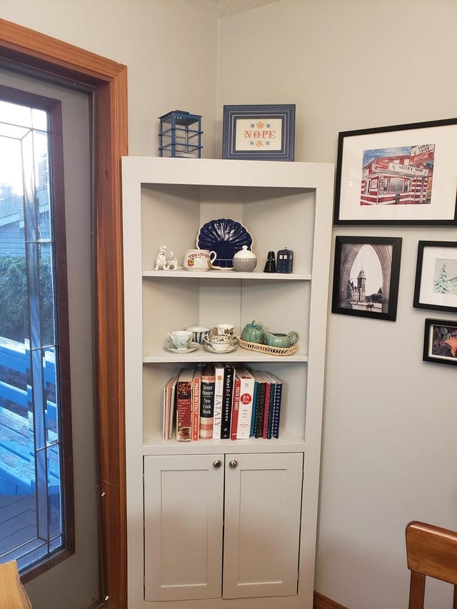 Corner Cabinet: White Shaker Doors with Open Shelving Decor