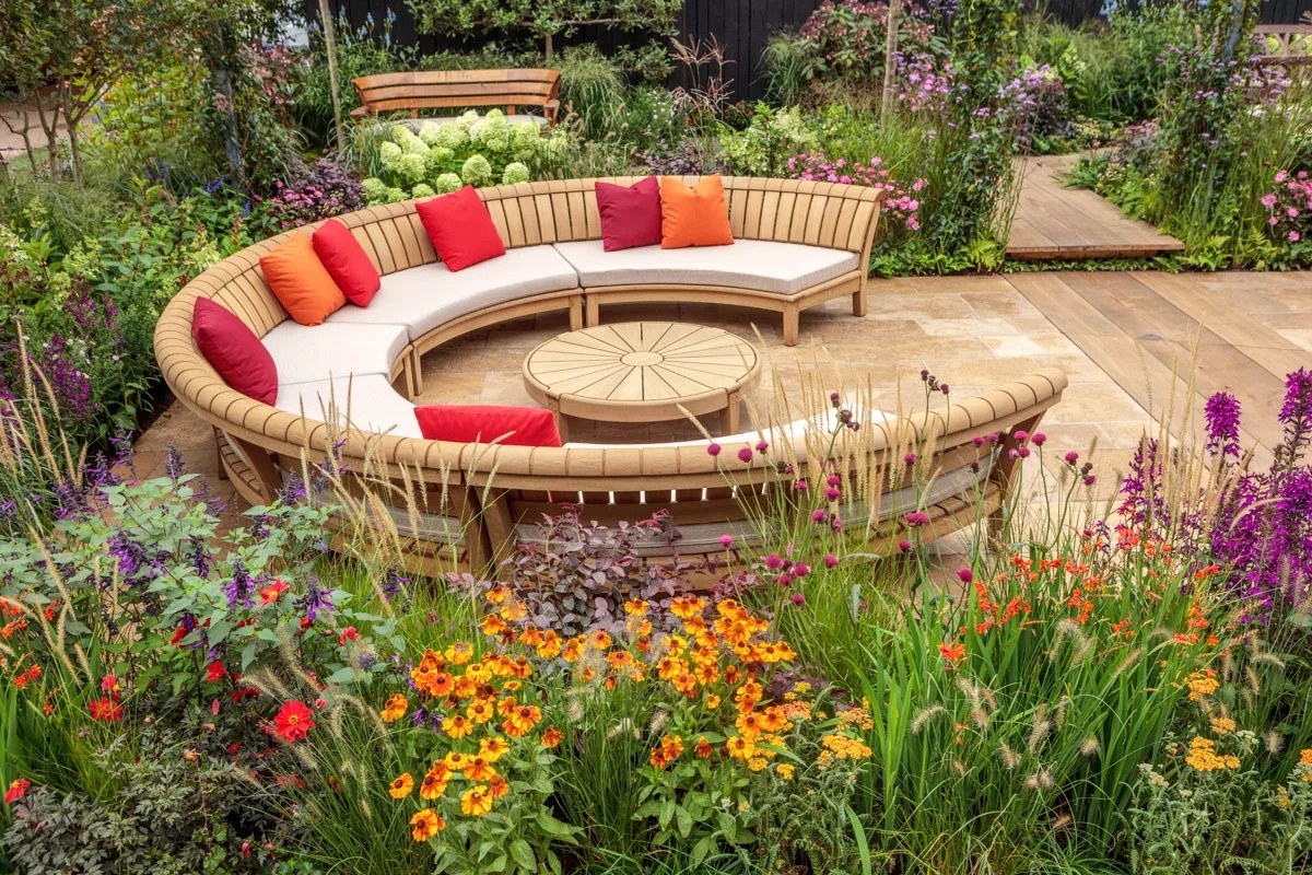 Curved Outdoor Sofa with Slatted Wood Design for Gardens