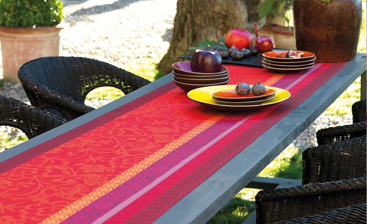 Damask Table Runner: Vibrant Red Palette Floral