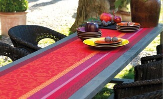 Damask Table Runner: Vibrant Red Palette Floral