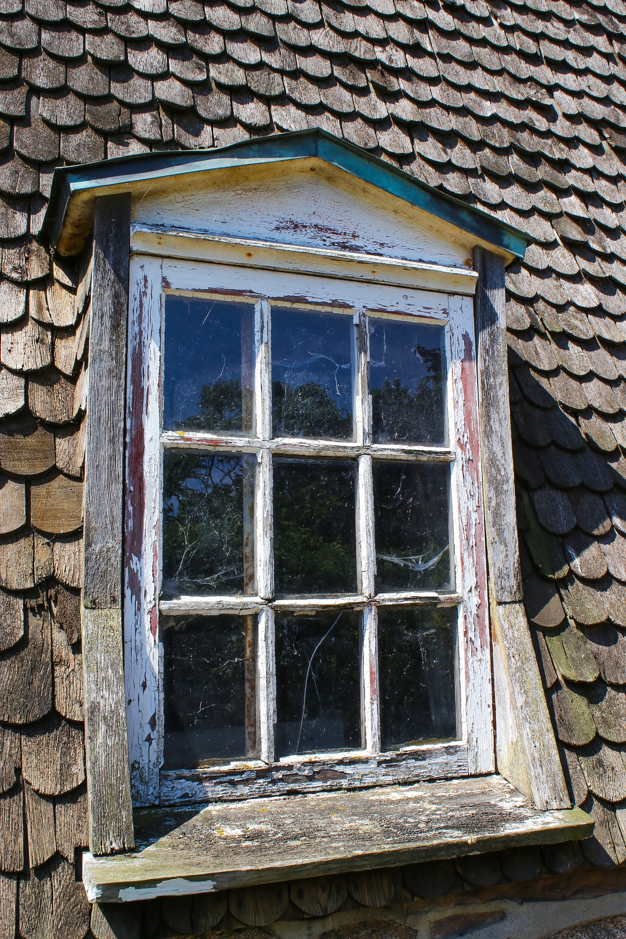 Lattice Window - Nine Pane Lattice With Scalloped Shingles Rustic Wood