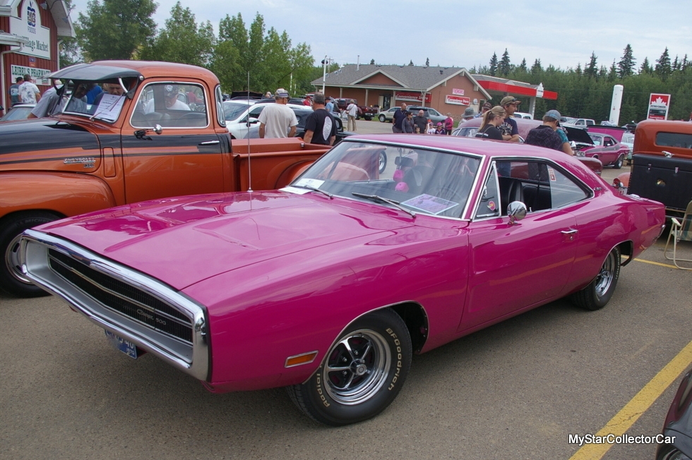 Muscle Car: Hot Magenta Finish 1970 Charger Badge
