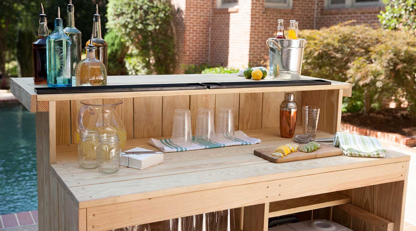 Outdoor Bar of Blonde Wood for Poolside Drink Station