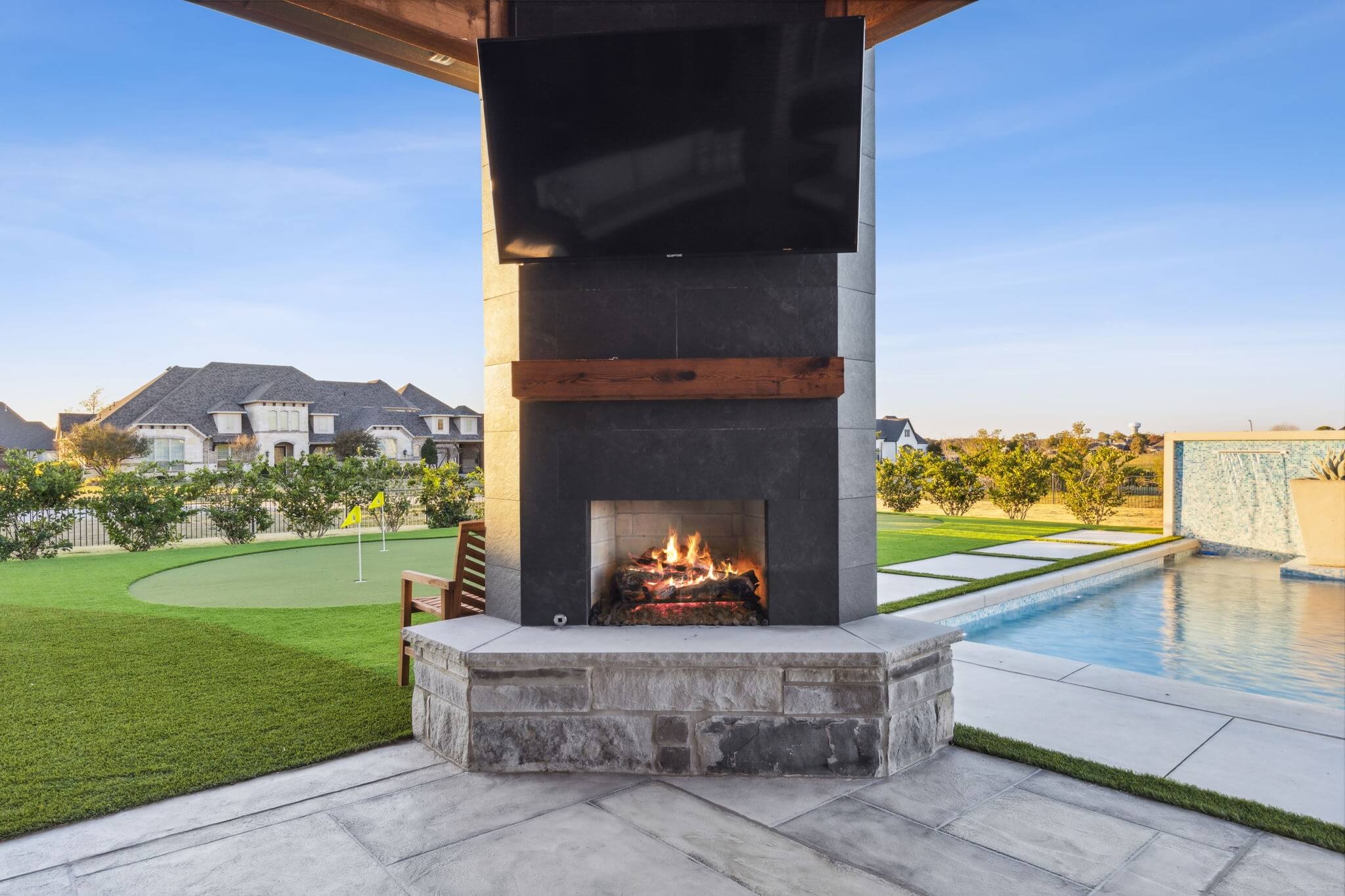 Outdoor Fireplace with Monolithic Pillar and Integrated Media