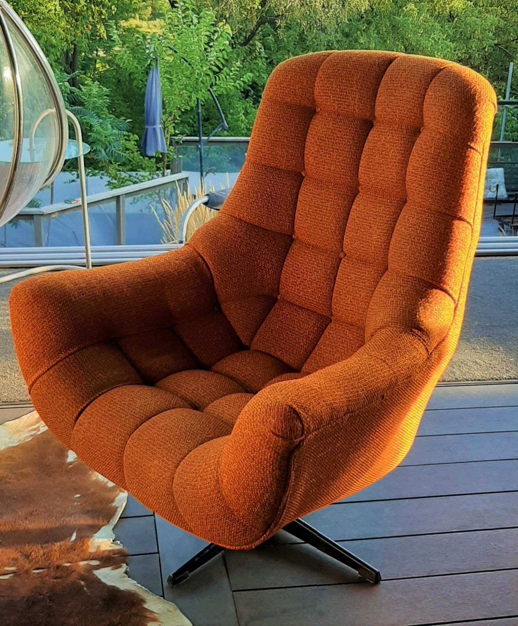 Swivel Lounge Chair with Biscuit Tufting and Vibrant Seating